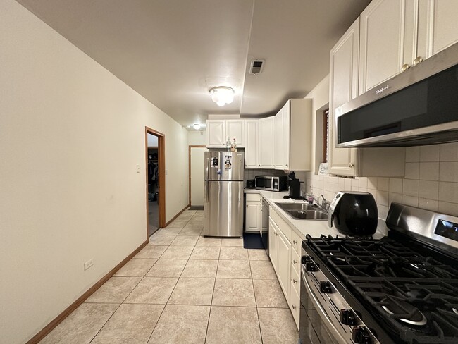 Building Photo - 920 N Paulina St