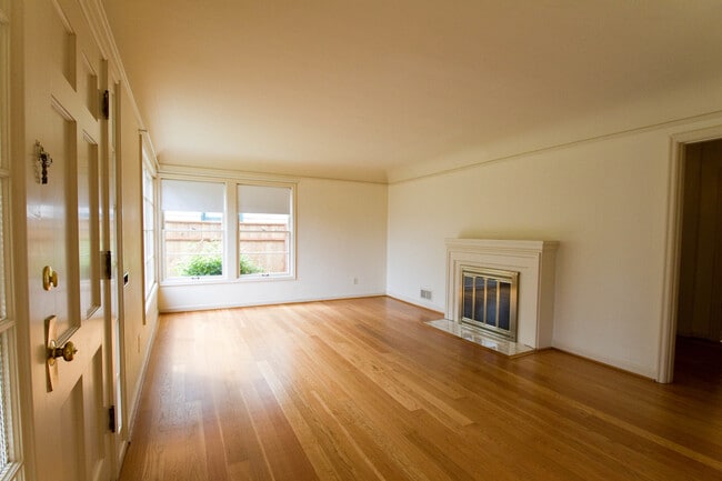 Building Photo - Adorable Beaumont Home with Den, Covered Patio, A/C & Laundry!