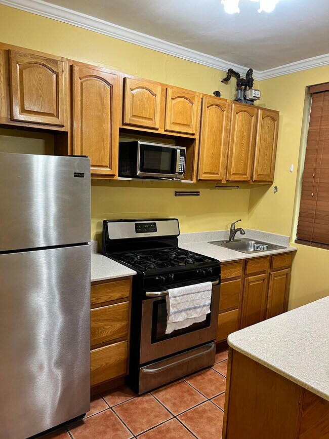 Stainless steel appliances, granite counters and plenty of cabinet space - 2115 33rd St
