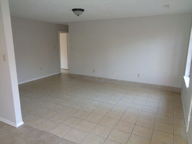 Building Photo - 5164 Woody Dr