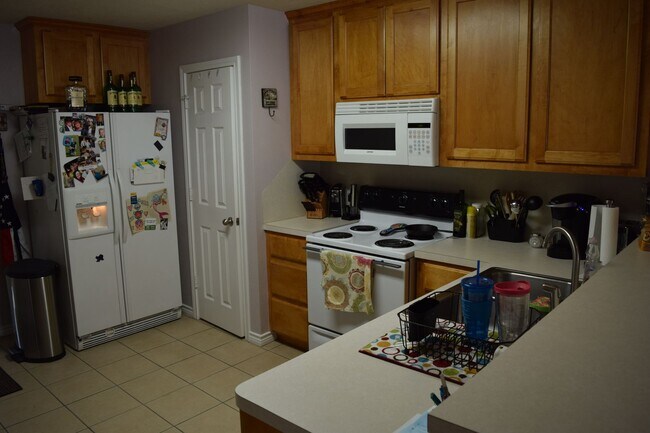 Foto del edificio - AUG PRE-LEASE! 3 Bed/3 Bath Duplex with Hu...