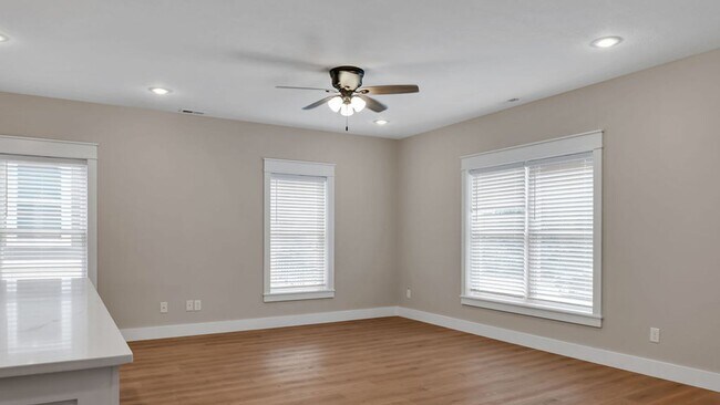 Foto del edificio - 310 N Jefferson St