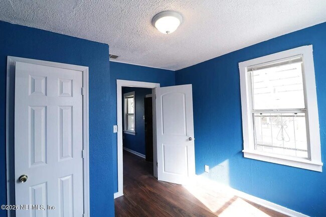 Foto del edificio - 1243 W 25th St