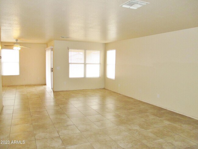Foto del edificio - 12940 N B St