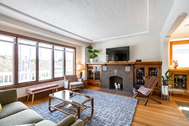 Building Photo - 3249 S Kinnickinnic Ave