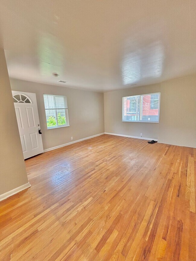 Foto del edificio - Prime Location! 1BR Bungalow Near DU, Light Rail & Porter Hospital — Available Now!!