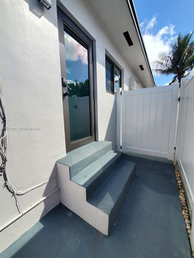 Building Photo - 920 SE 8th St