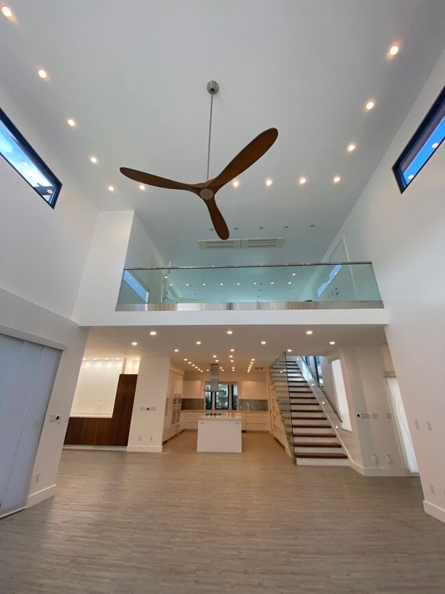 Building Photo - Manoa 5 Bedroom, 3.5 Bathroom, 2-Car Garag...