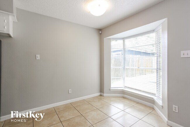 Building Photo - 2111 Savanna Ct N