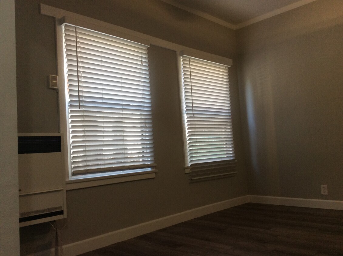 Large windows - 2222 Cambridge St