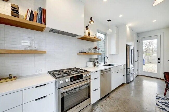 Foto del edificio - 2512 E 6th St