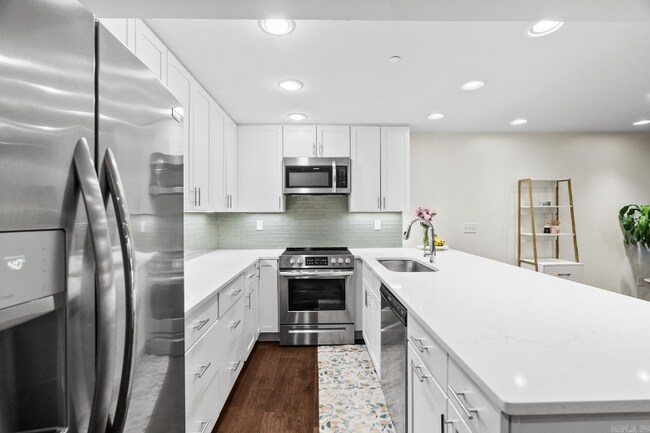 Foto del edificio - 3700 Cantrell Rd