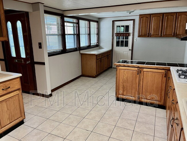 Building Photo - 2405 Woodmont Dr
