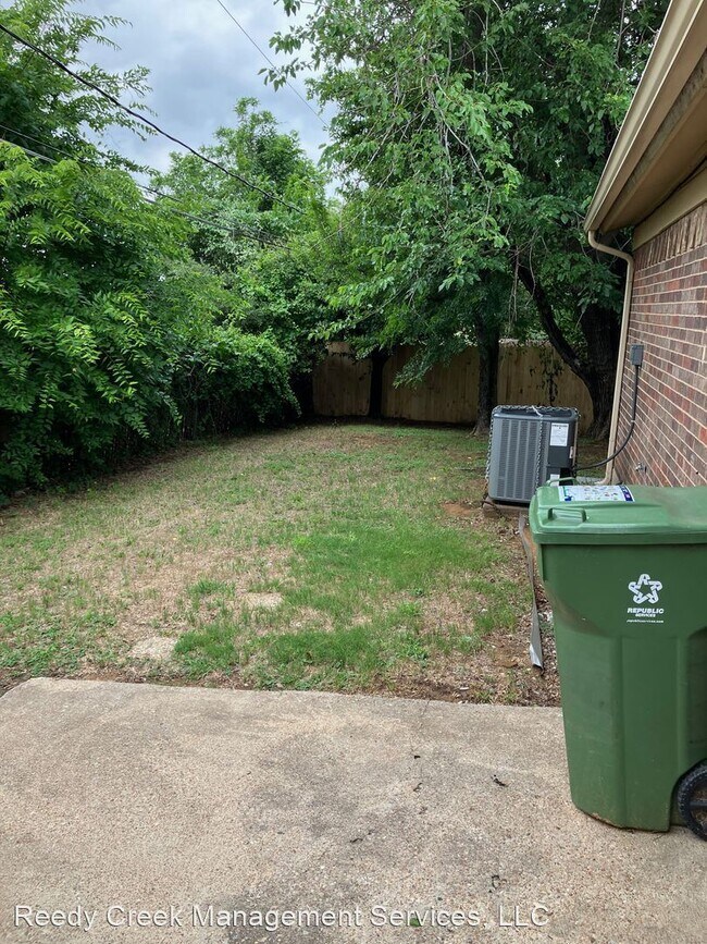 Building Photo - 2 br, 1 bath House - 2034 Oakwood Court