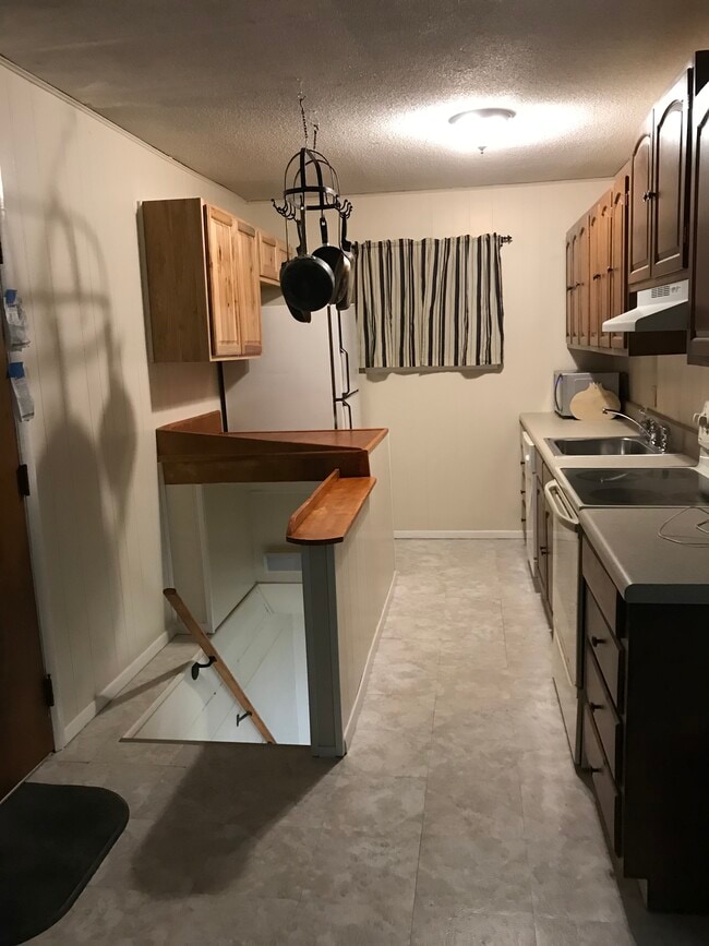 Cocina, con escaleras que conducen a la planta baja. - 172 Cross Park Dr