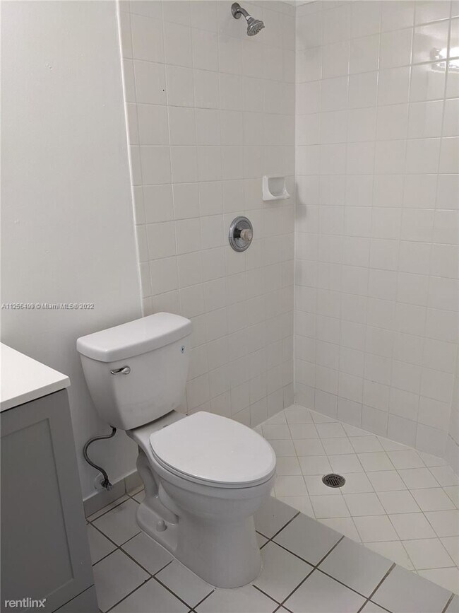 Building Photo - 4 br, 3 bath Townhome - 673 NE 21st Ter