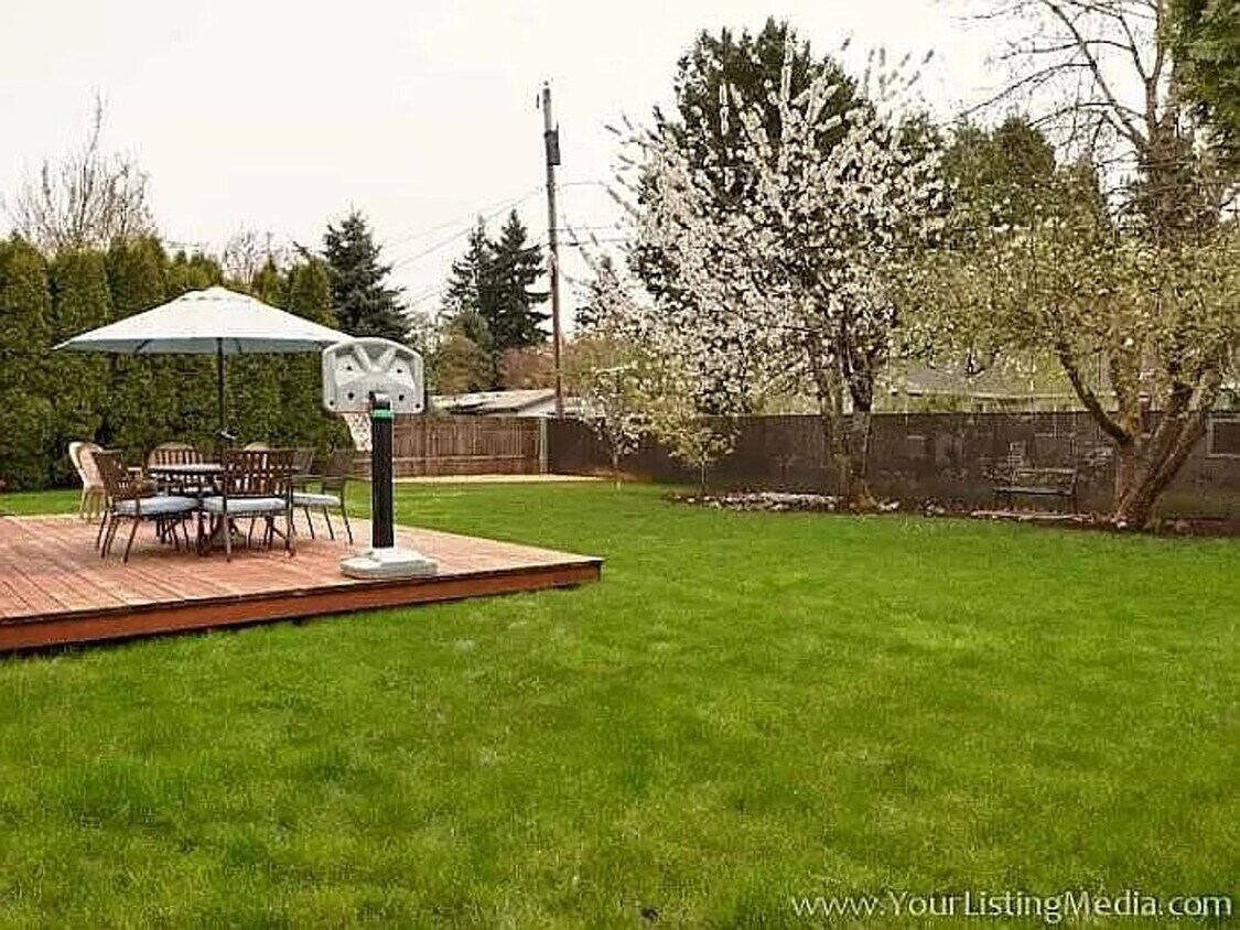 Foto principal - Updated 3 Bdr, 1 1/2 bath with garage and ...