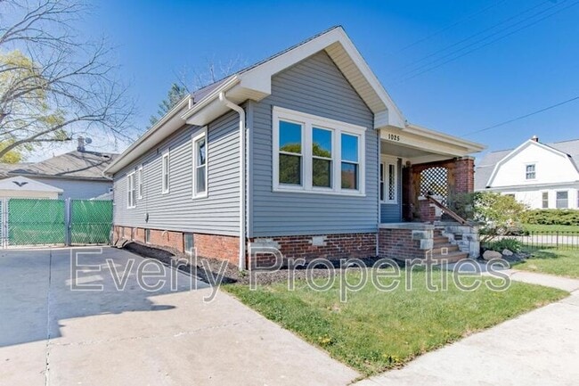 Building Photo - 1025 Yout St