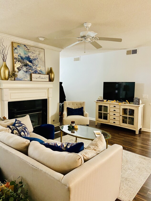 Área de estar principal - 609 McGill Park Ave NE