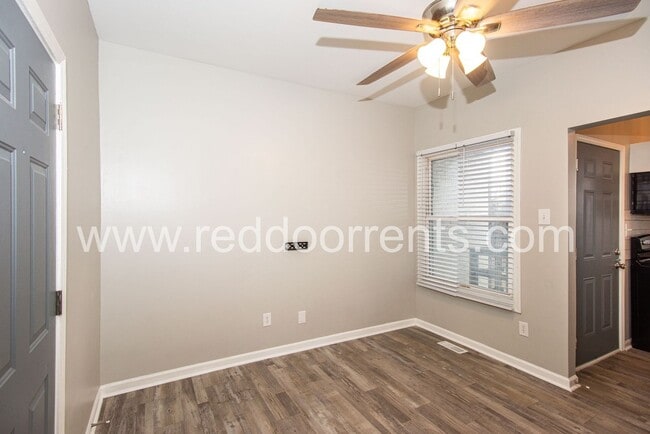 Foto del edificio - 1329 E Market St