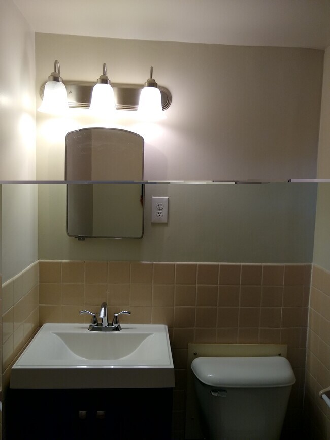 medio baño en el primer piso - 4553 Cedar Ave S