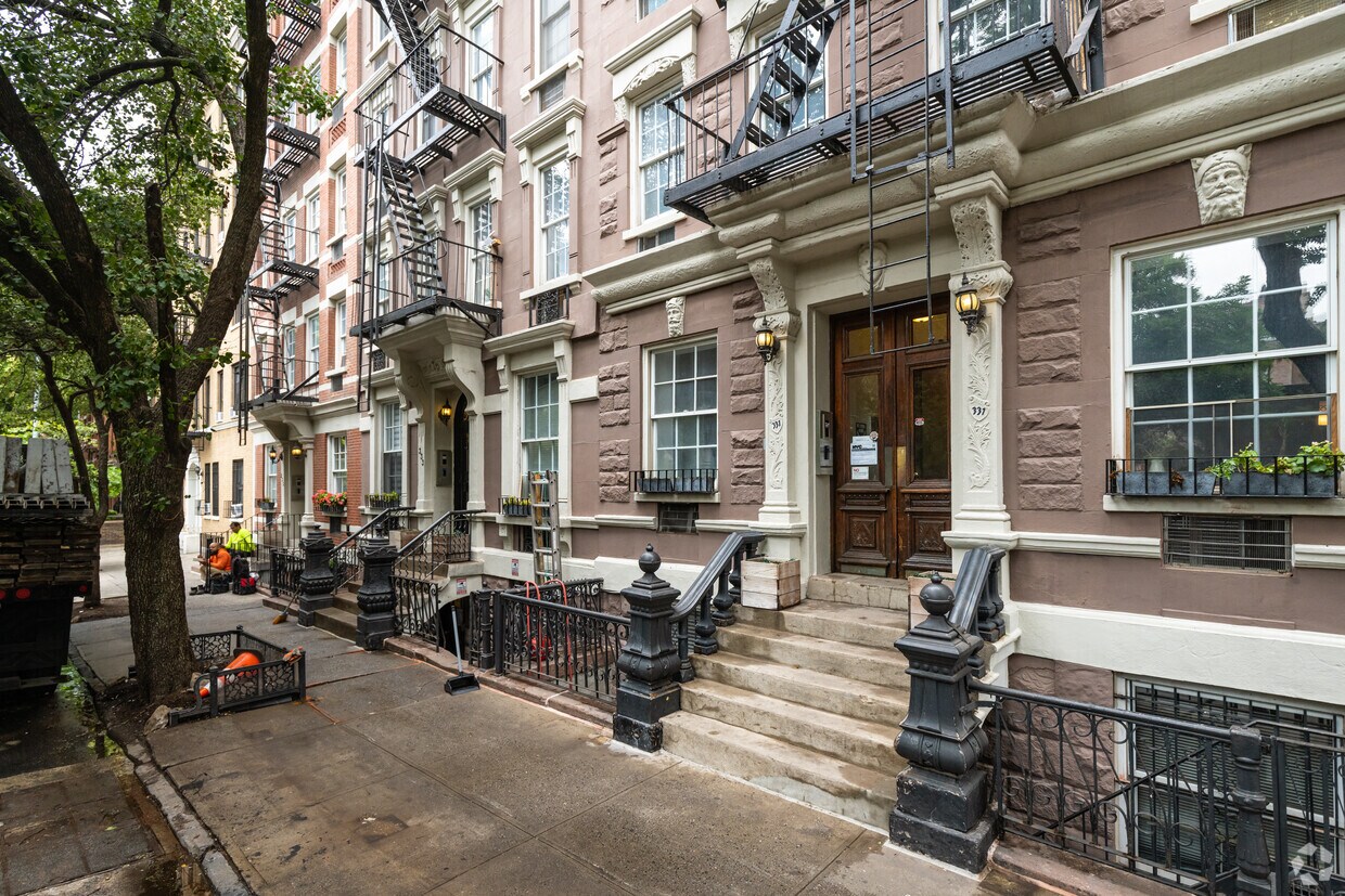 Building Photo - 331 W 21st St