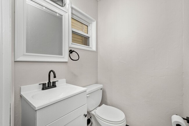Building Photo - WOW! 3 BEDROOM BOMBSHELL IN BON AIR WITH B...