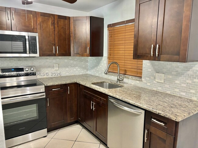 Building Photo - 9411 Evergreen Pl