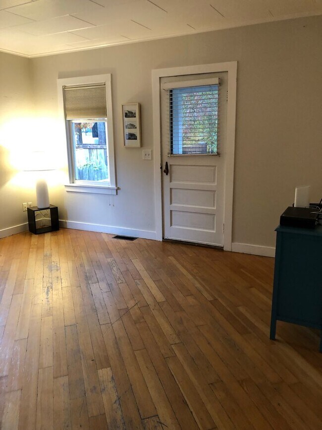 Foto del edificio - Adorable Two-bedroom Ballard Cottage