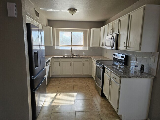 Building Photo - 3bd 2 bath home in Avondale