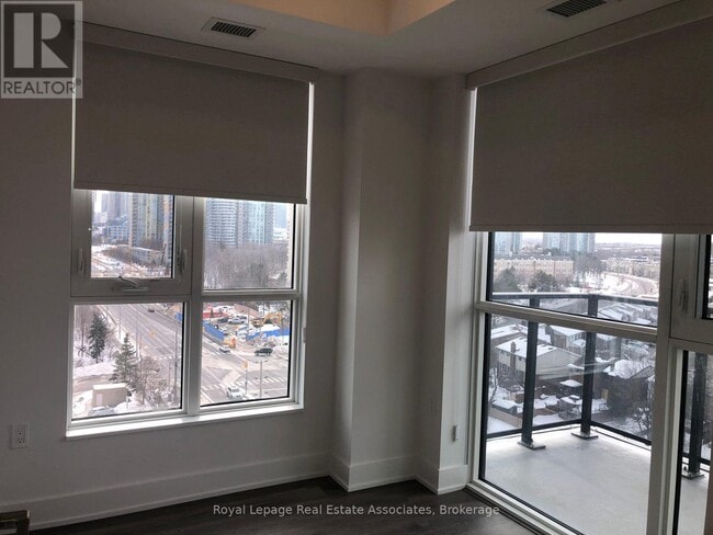 Photo du bâtiment - 202 Burnhamthorpe Rd E