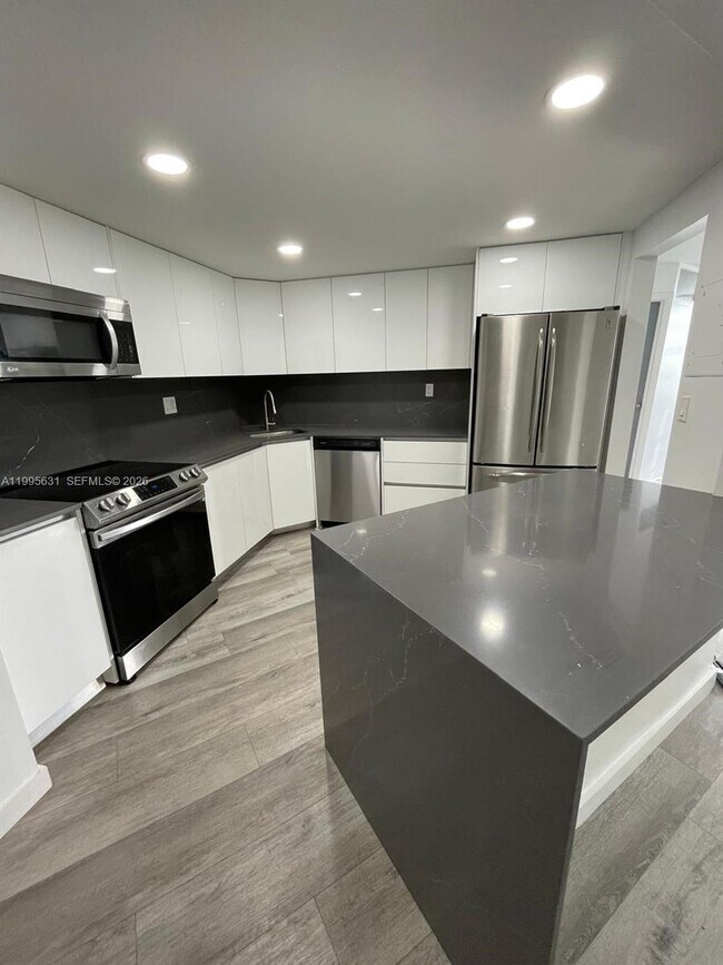 Foto del edificio - 2750 NE 183rd St