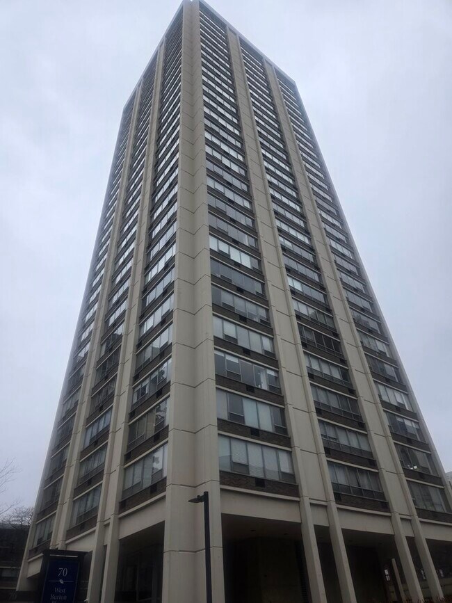 Foto del edificio - 70 W Burton Pl