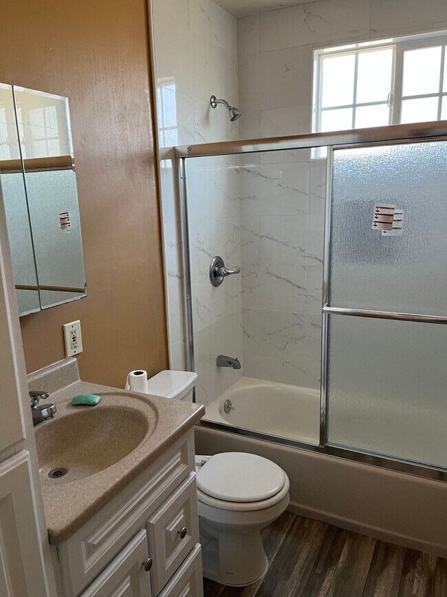 Foto del edificio - 1147 N Loma Vista Dr