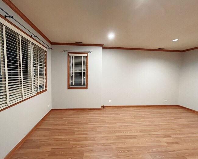 Building Photo - 5827 W Ainslie St