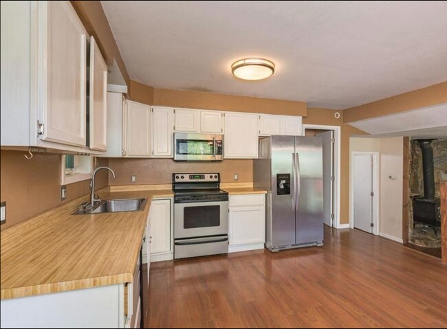 Foto del edificio - Cozy 3BR Home in Quiet Neighborhood – Garage, Pets Welcome!