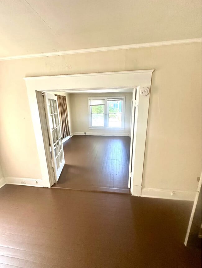 Building Photo - 914 W Colonial Ave