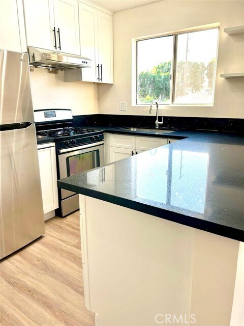 Foto del edificio - 2728 Crestmoore Pl