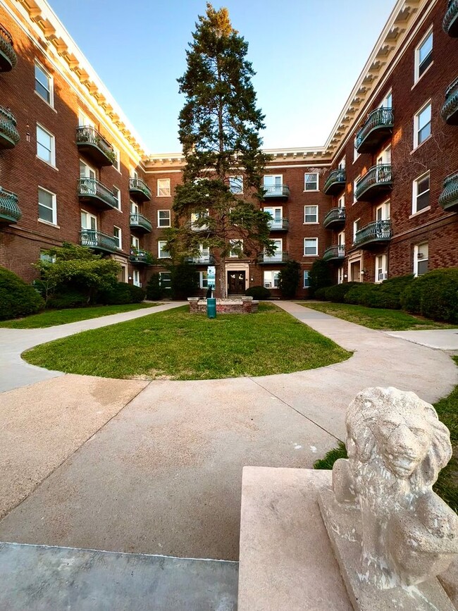 Building Photo - 2464 Harney St