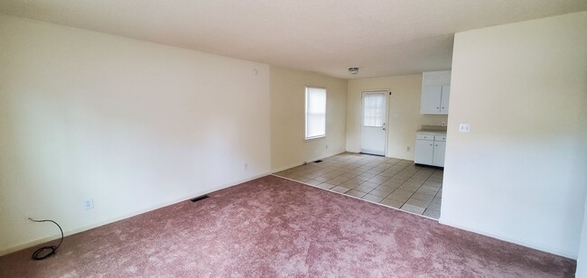 Building Photo - 3 Bedroom 1.5 Bathroom House