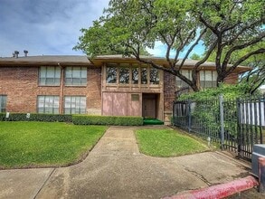 Building Photo - 10552 High Hollows Dr