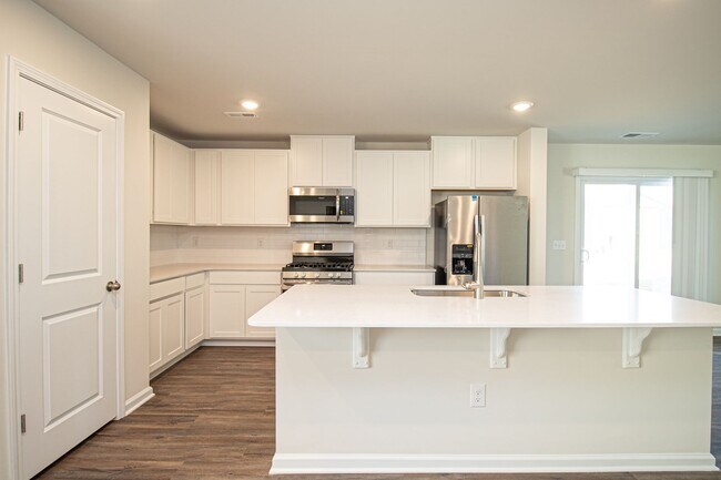 Building Photo - Move-in Ready 5 Bedroom Home!