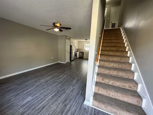 Building Photo - 1800 Labette Manor Dr