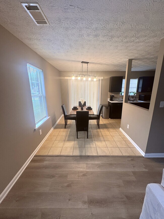 Comedor - 5789 Summerglen Ln