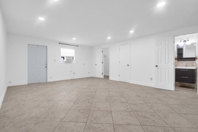 Building Photo - 1041 NE 9th Ave