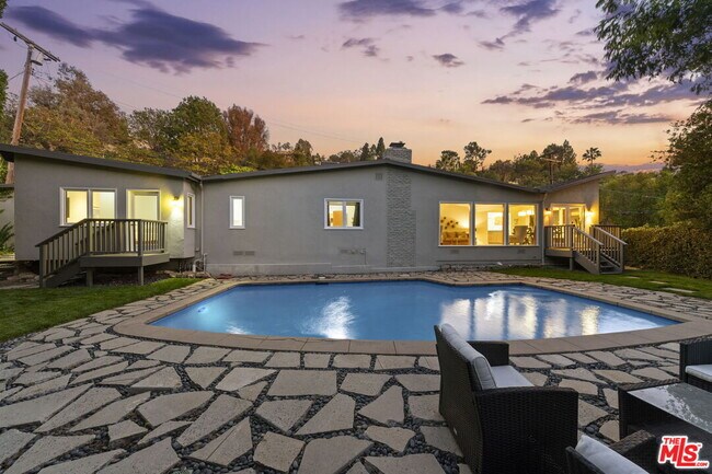 Foto del edificio - 2601 Nichols Canyon Rd