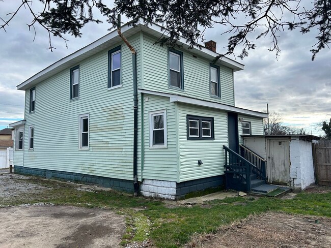 Building Photo - NEWLY Renovated 5 Bedroom, 2 Bathroom Hous...