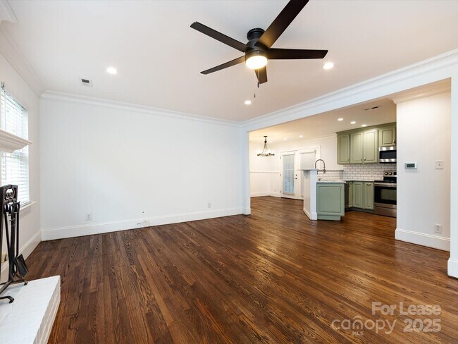 Foto del edificio - 3109 Forest Lawn Dr