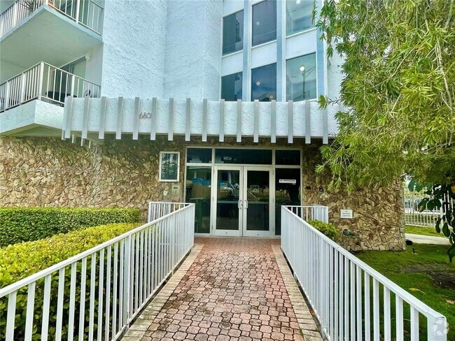 Building Photo - 6801 Indian Creek Dr