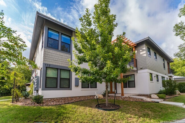 Foto del edificio - 112 Lindell Pl